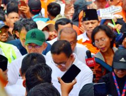 Pulang Nyeker! Pengunjung Kampanye Capres 01 Anies Baswedan Kehilangan Dompet-Sepatu