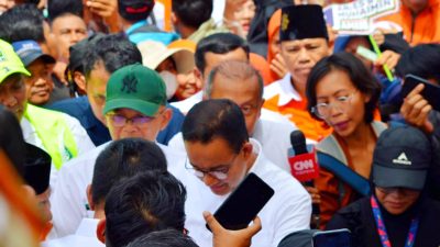 Pulang Nyeker! Pengunjung Kampanye Capres 01 Anies Baswedan Kehilangan Dompet-Sepatu