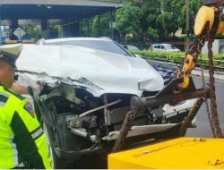 BMW Ringsek Tabrak Lampu PJU Tol Dalam Kota