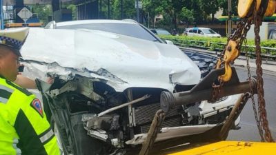 BMW Ringsek Tabrak Lampu PJU Tol Dalam Kota