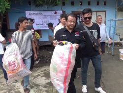 Ciptakan Bekasi Hijau, Caleg Jamaludin Tukar Sampah Plastik Warga dengan Minyak Goreng