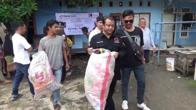 Ciptakan Bekasi Hijau, Caleg Jamaludin Tukar Sampah Plastik Warga dengan Minyak Goreng