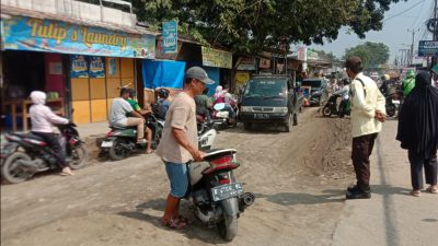 Semerawut! Perbaikan Jalan CBL Muktiwari Dikeluhkan Warga