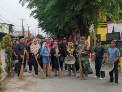 Ramai-Ramai Bersihkan Lingkungan, Staf Desa Tridayasakti Gelar Jumat Bersih