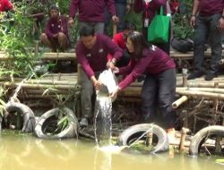 Rehab Kali Cikarang Kolaborasi Dengan PT GRP Gandeng Anak – Anak Bersihkan Sampah dan Tebar Benih Ikan