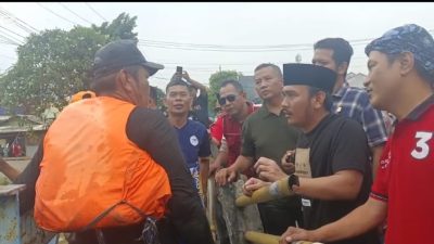 Cabup Bekasi Ade Sambangi Petugas Kebersihan Kalimalang