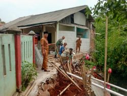 Kades Tridayasakti Cek Titik Longsor di Bantaran Sungai